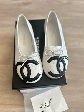 CHANEL CAMBON COCO BEACH 2026M BALLET FLATS WHITE LEATHER BLACK WHITE CC LOGO 36